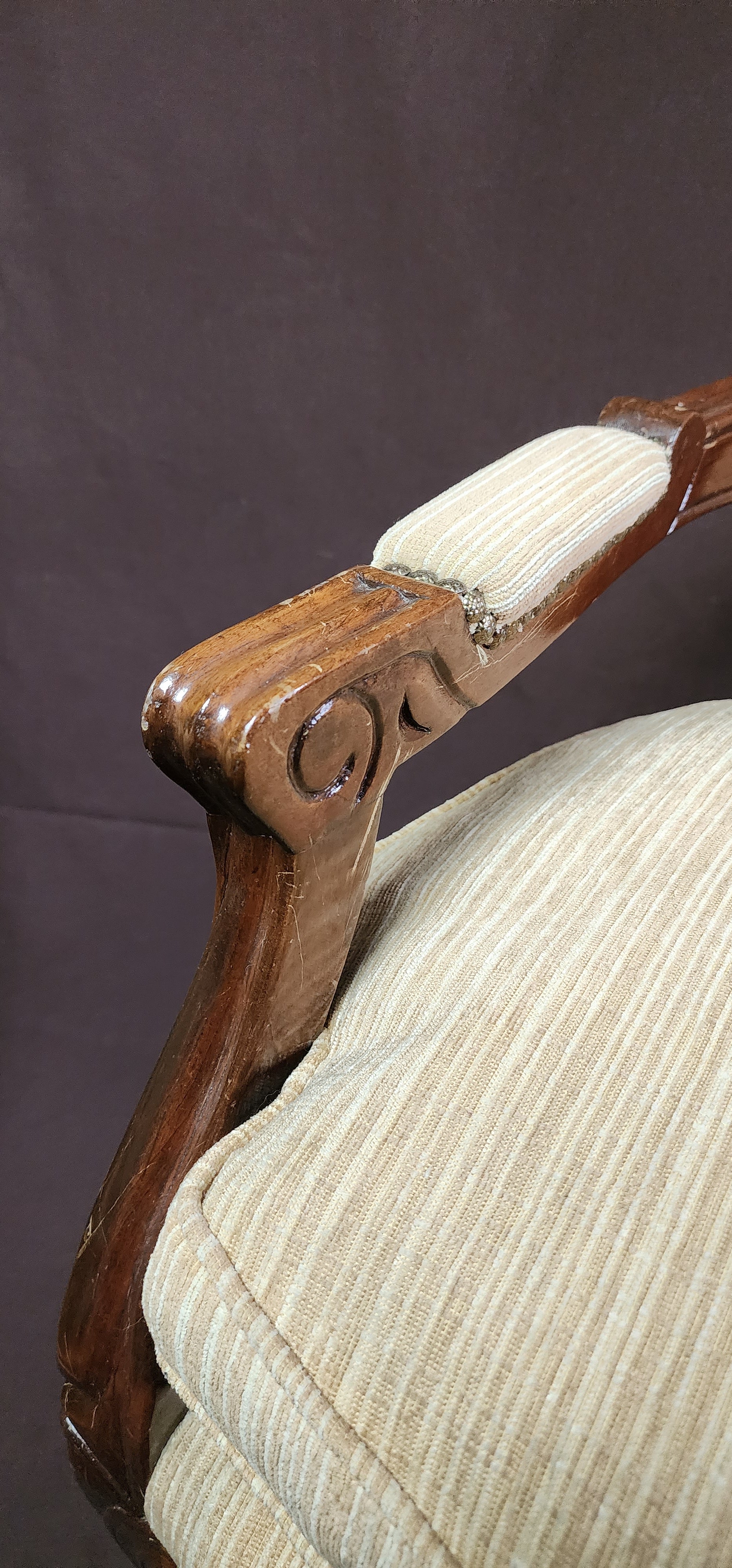 Set de 2 sitiales tapizados con estructura de madera