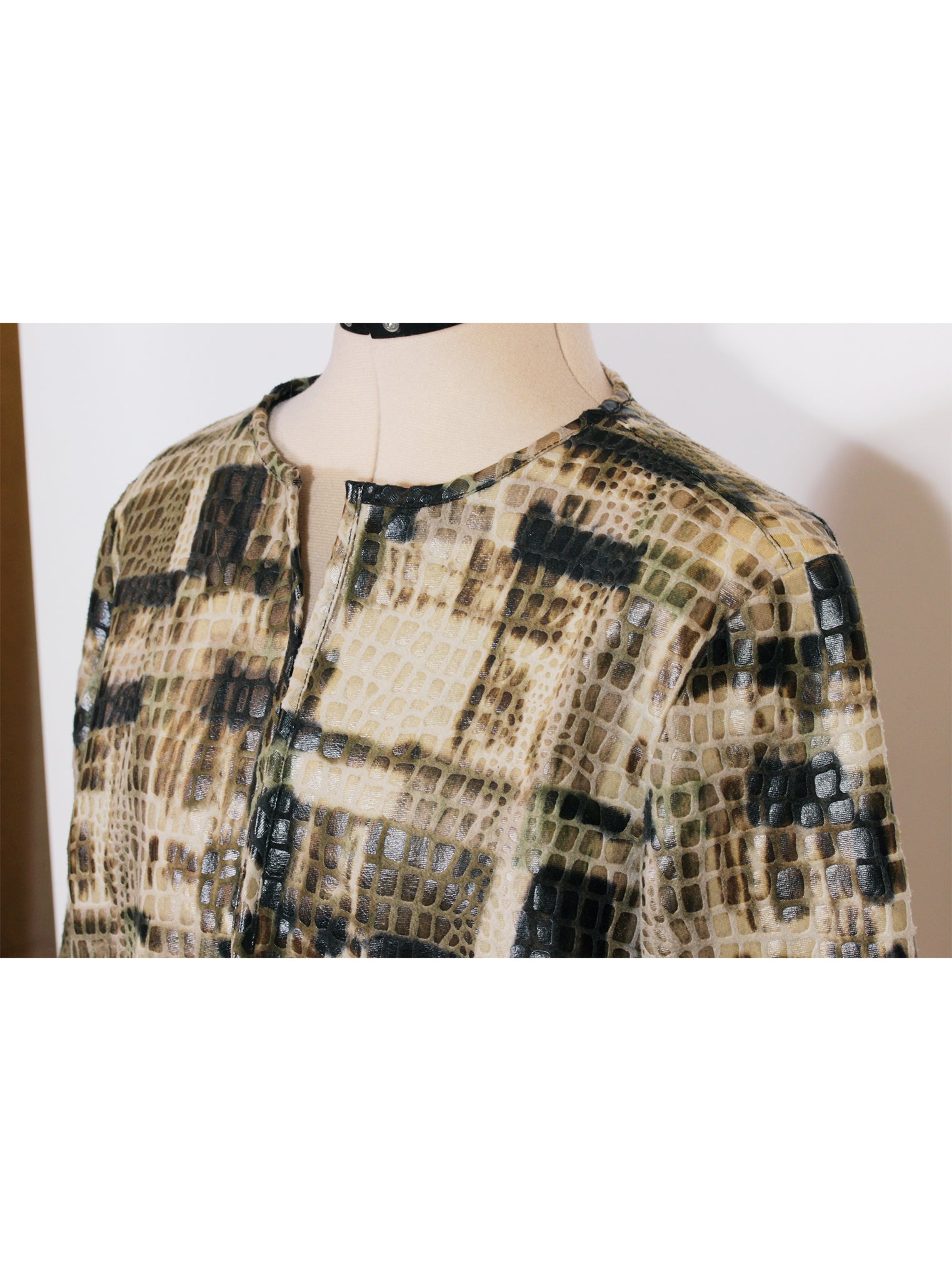 Chaqueta textura tipo reptil tonos tierra corte corto | Talla L