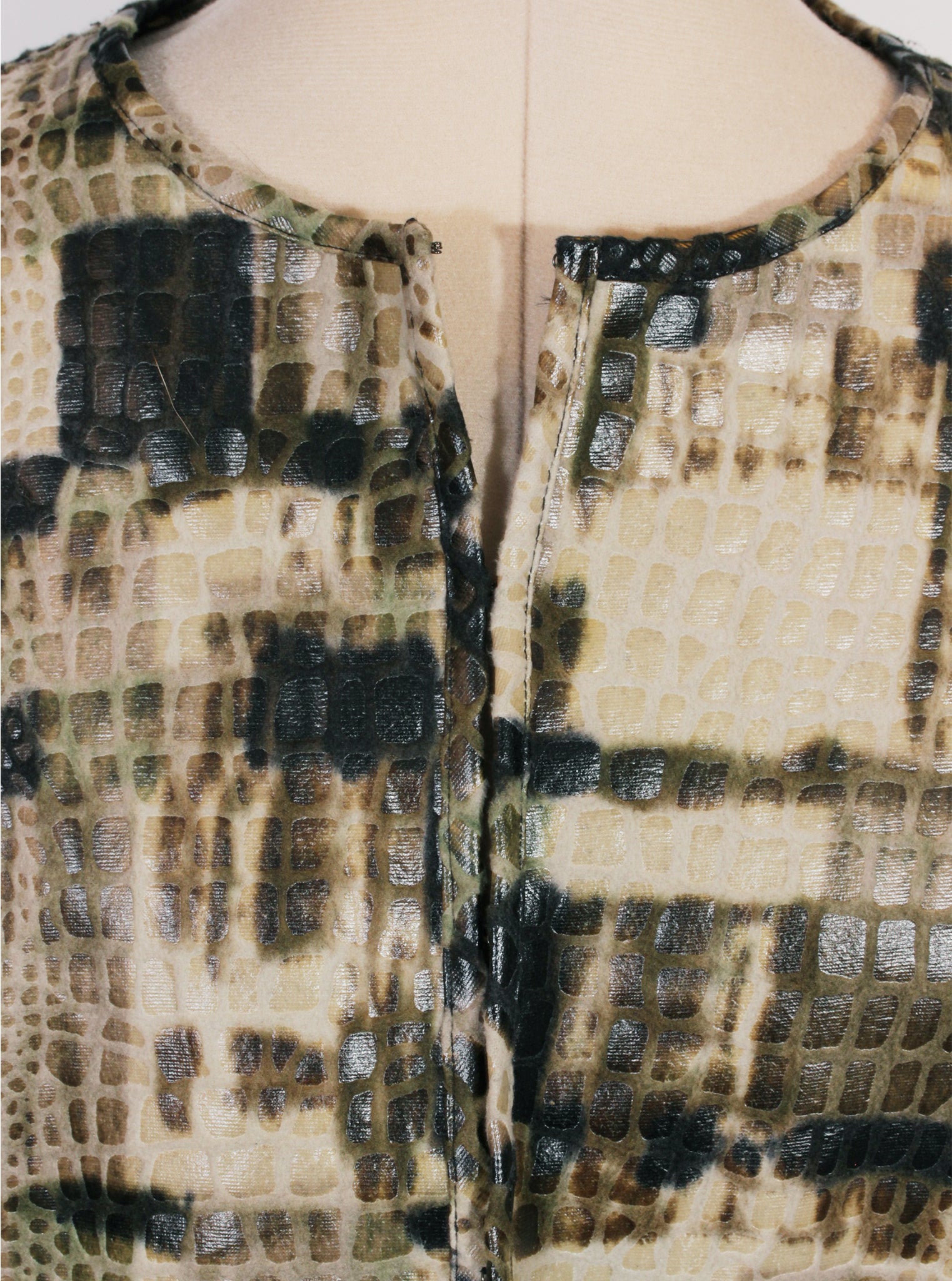 Chaqueta textura tipo reptil tonos tierra corte corto | Talla L