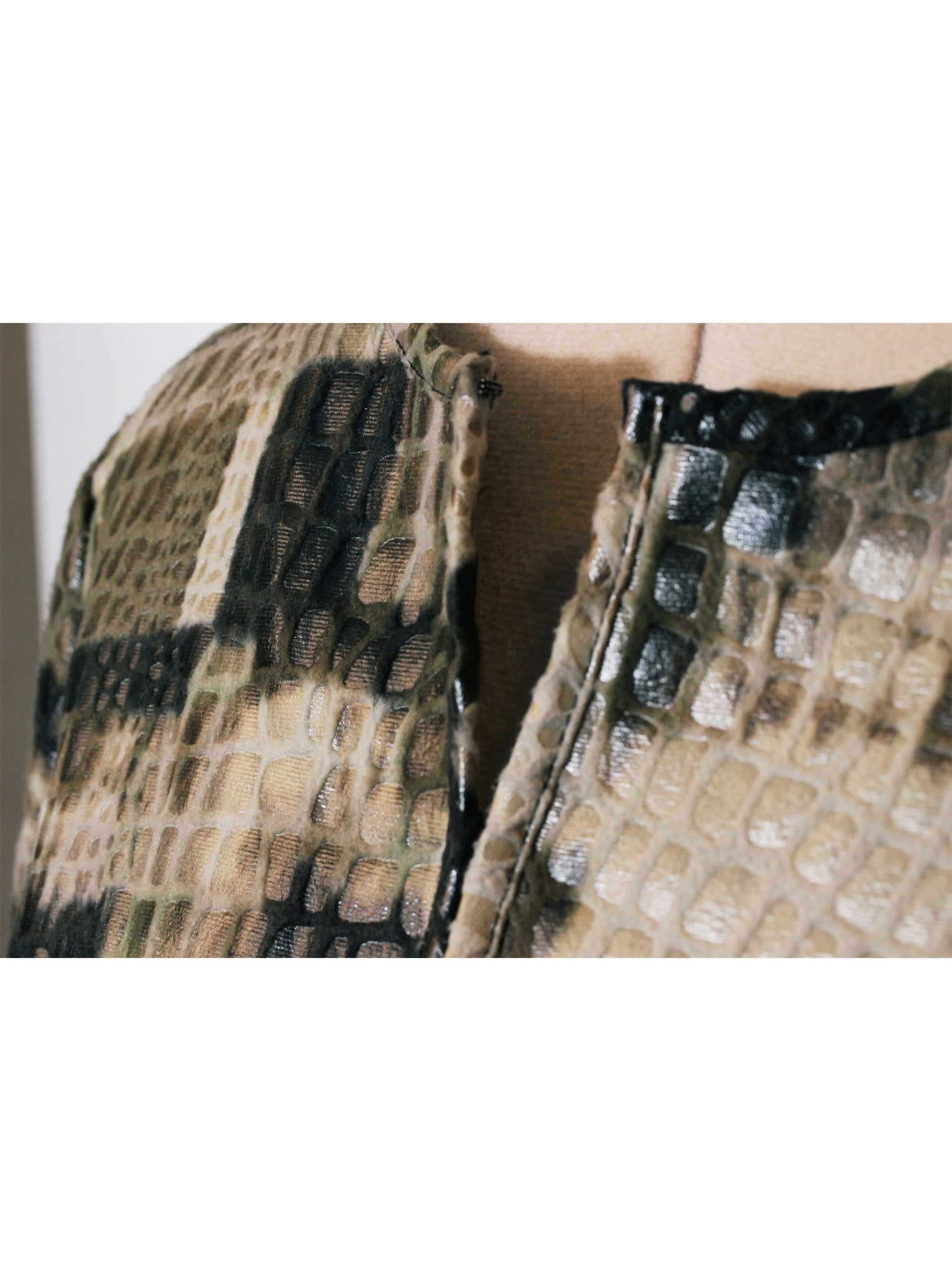Chaqueta textura tipo reptil tonos tierra corte corto | Talla L