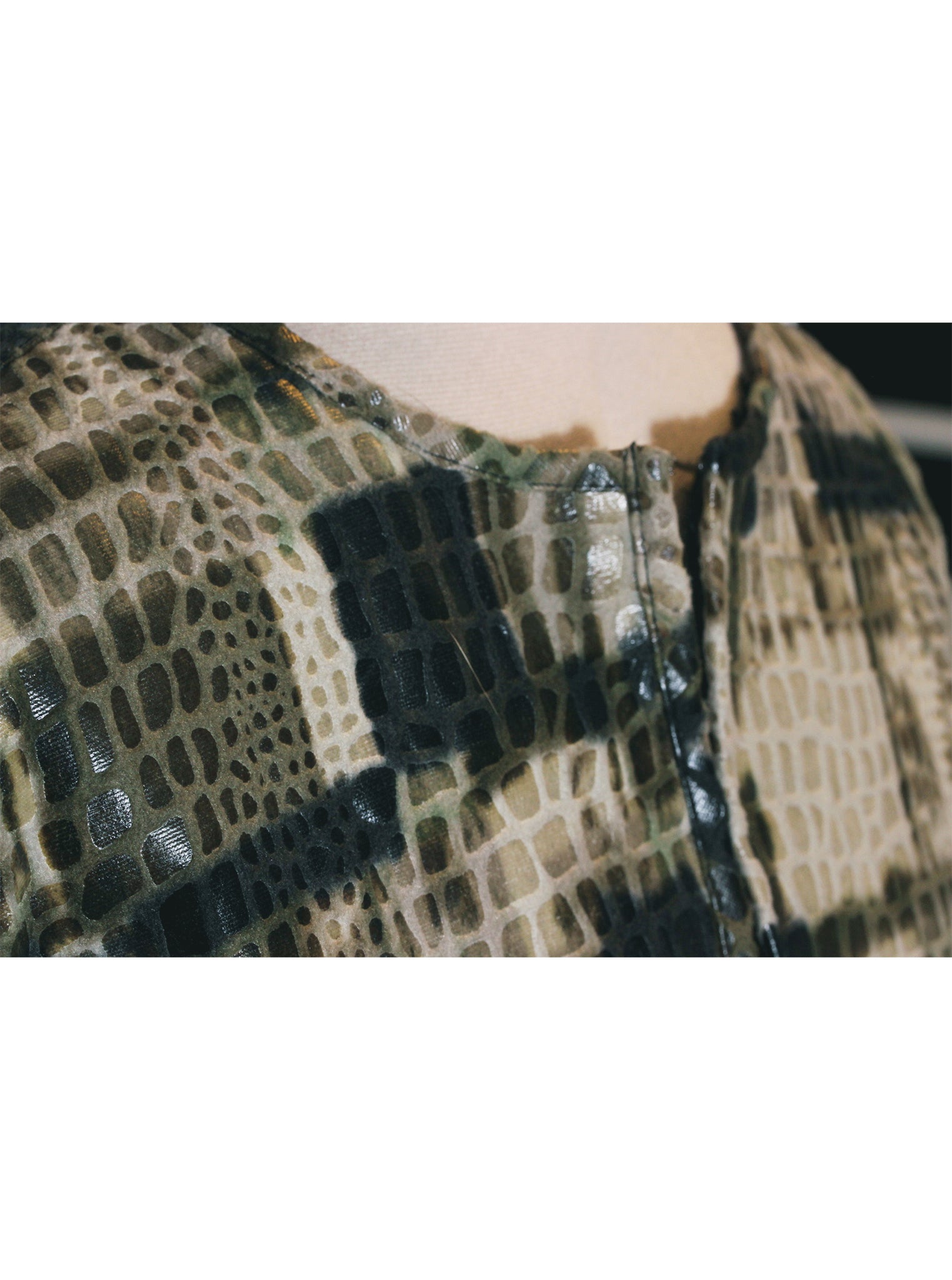 Chaqueta textura tipo reptil tonos tierra corte corto | Talla L