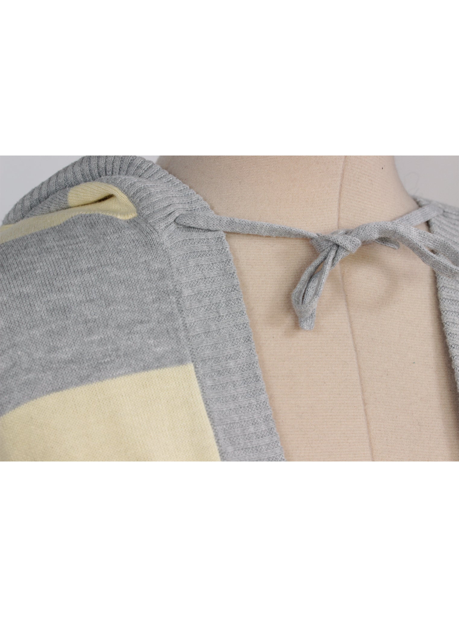 Cardigan corto con capucha y amarra frontal | Talla S