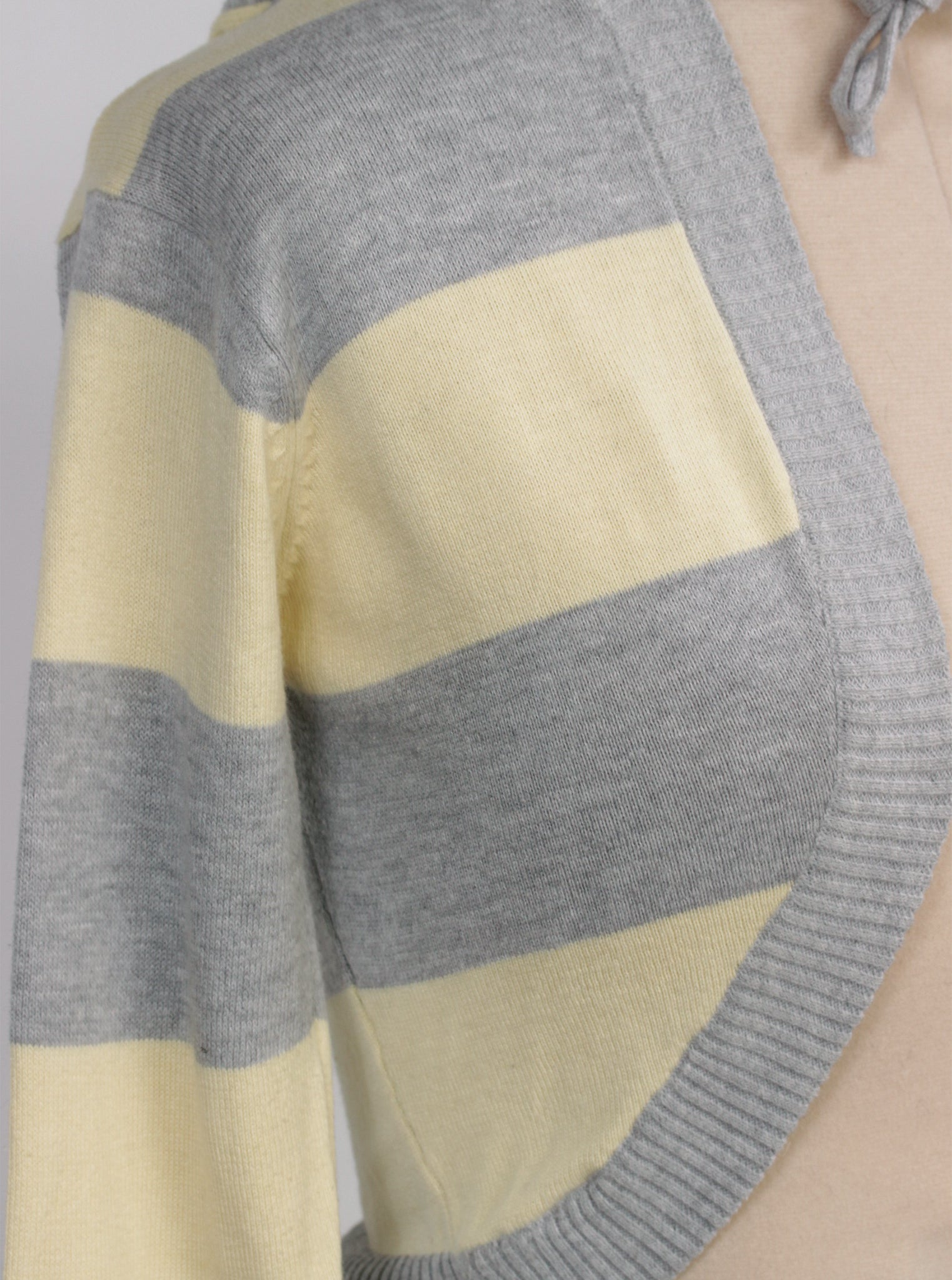 Cardigan corto con capucha y amarra frontal | Talla S