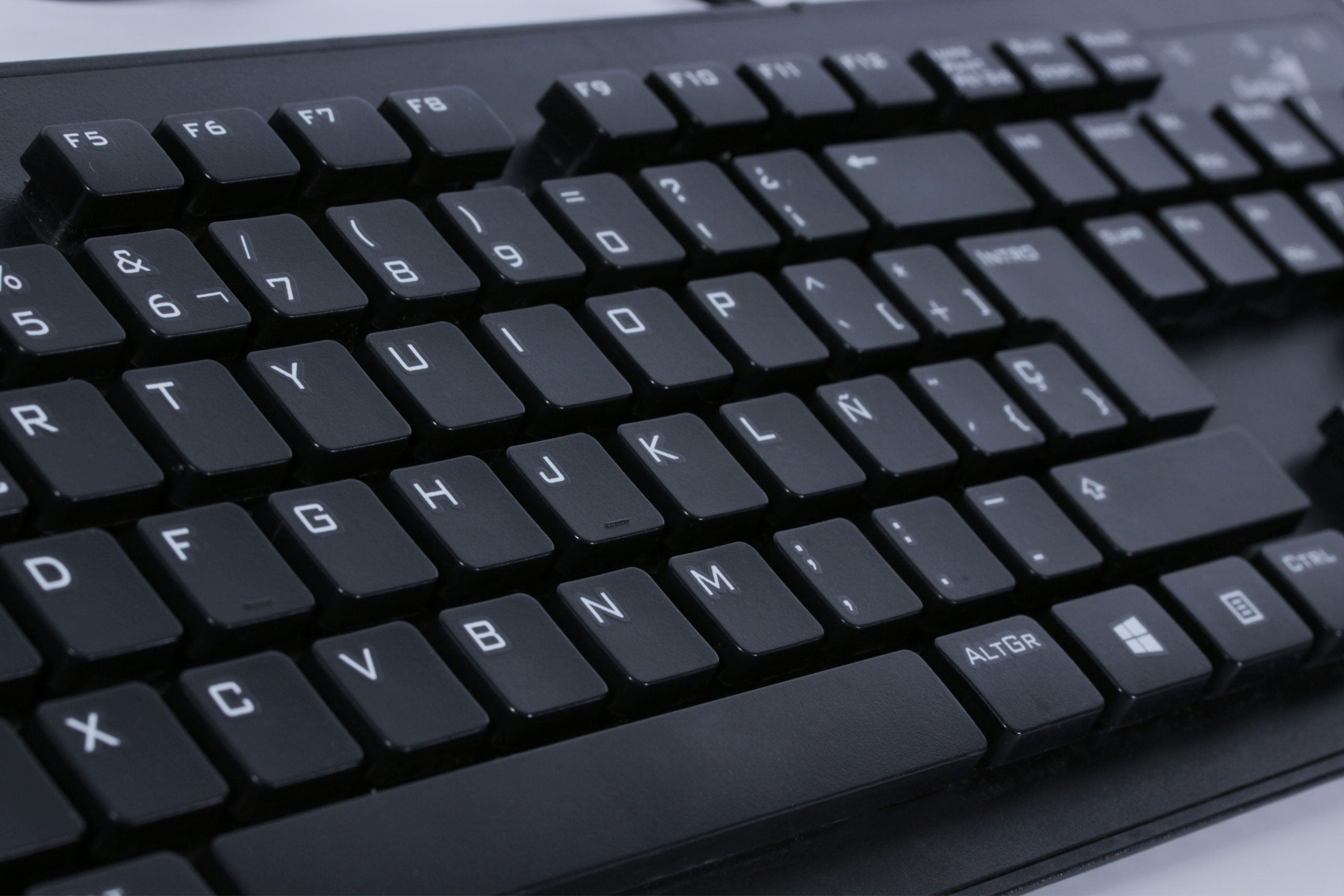 Teclado y mouse Genius con conexión USB
