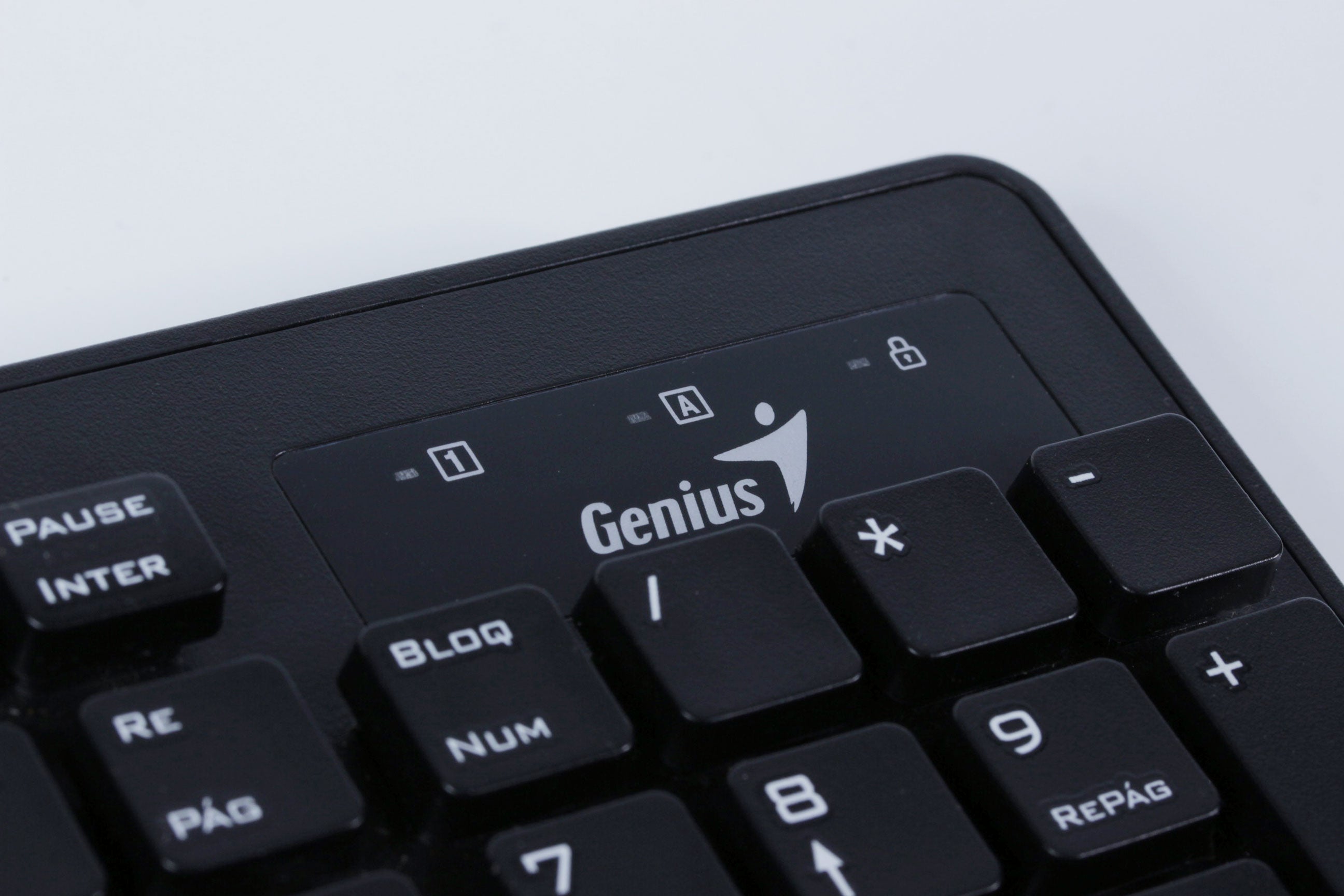 Teclado y mouse Genius con conexión USB