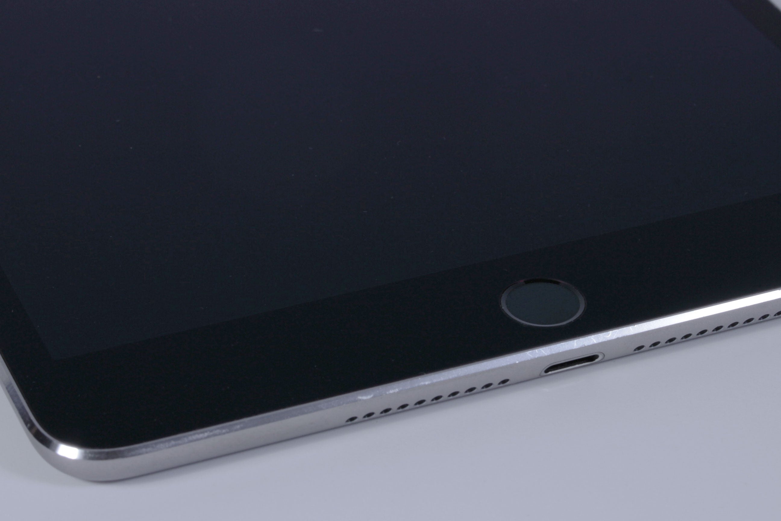 iPad mini 4ta generación Apple con funda y cargador