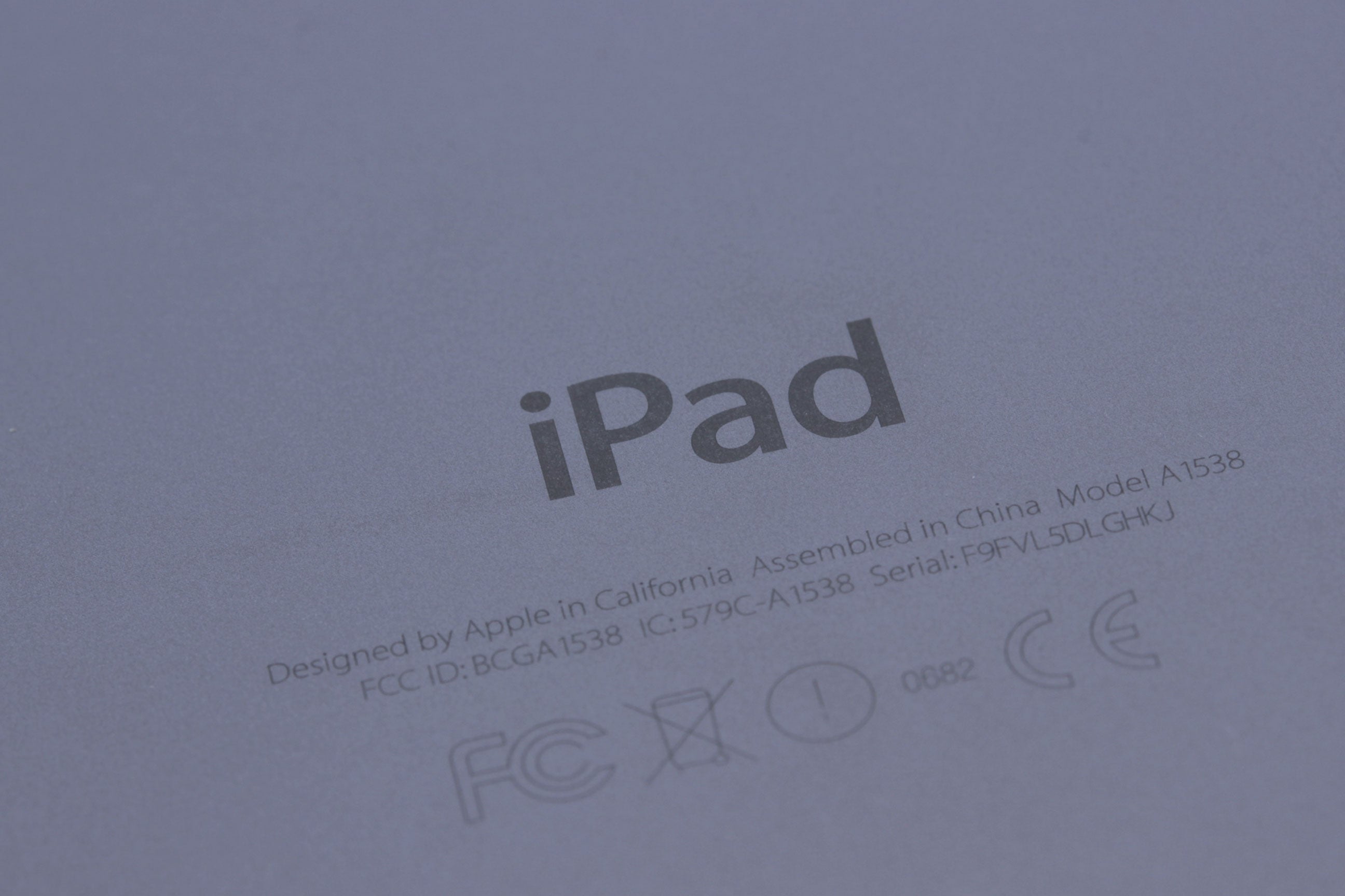 iPad mini 4ta generación Apple con funda y cargador