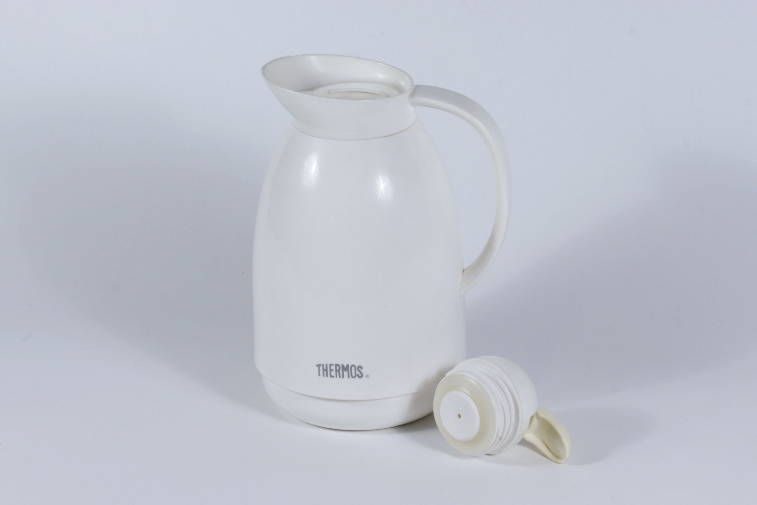 Termo Thermos blanco con tapa dispensadora