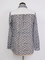 Blusa con estampado zigzag y botones frontales | Talla S