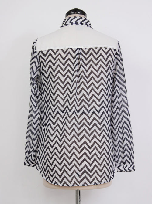 Blusa con estampado zigzag y botones frontales | Talla S
