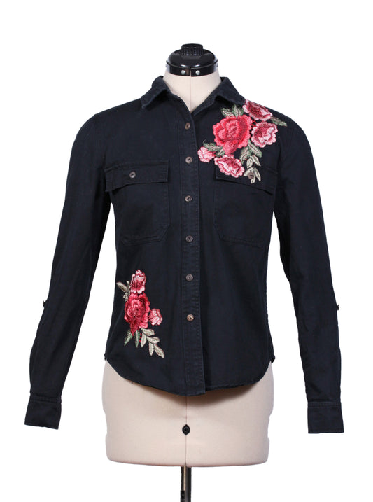 Camisa negra bordado floral estructura firme casual | Talla S