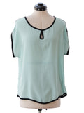 Blusa verde agua detalle negro manga corta fluida | Talla M