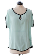 Blusa verde agua detalle negro manga corta fluida | Talla M