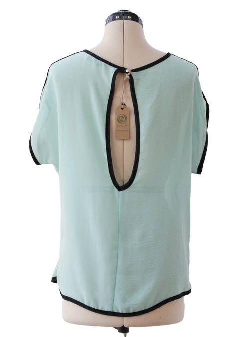 Blusa verde agua detalle negro manga corta fluida | Talla M