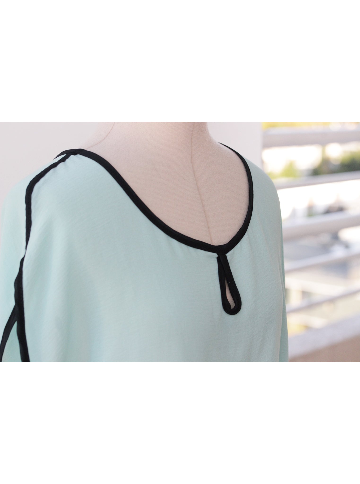 Blusa verde agua detalle negro manga corta fluida | Talla M