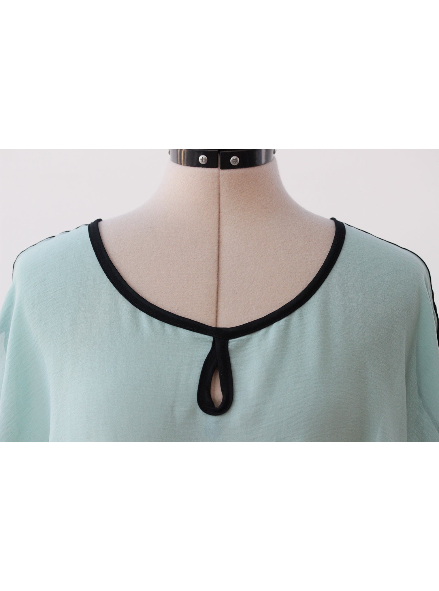 Blusa verde agua detalle negro manga corta fluida | Talla M
