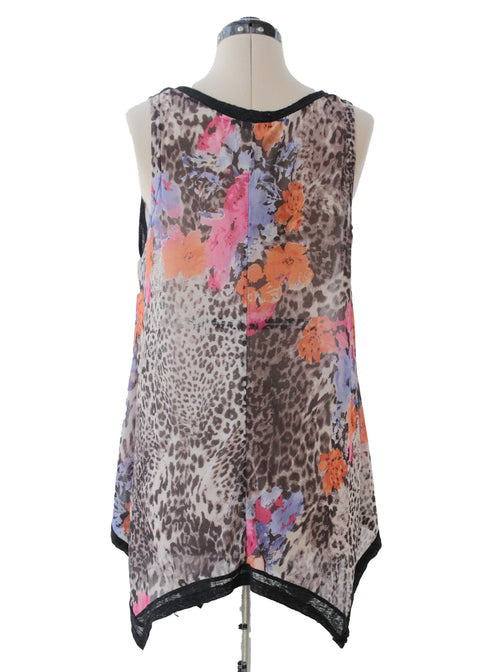 Blusa estampada animal print flores corte asimétrico | Talla L