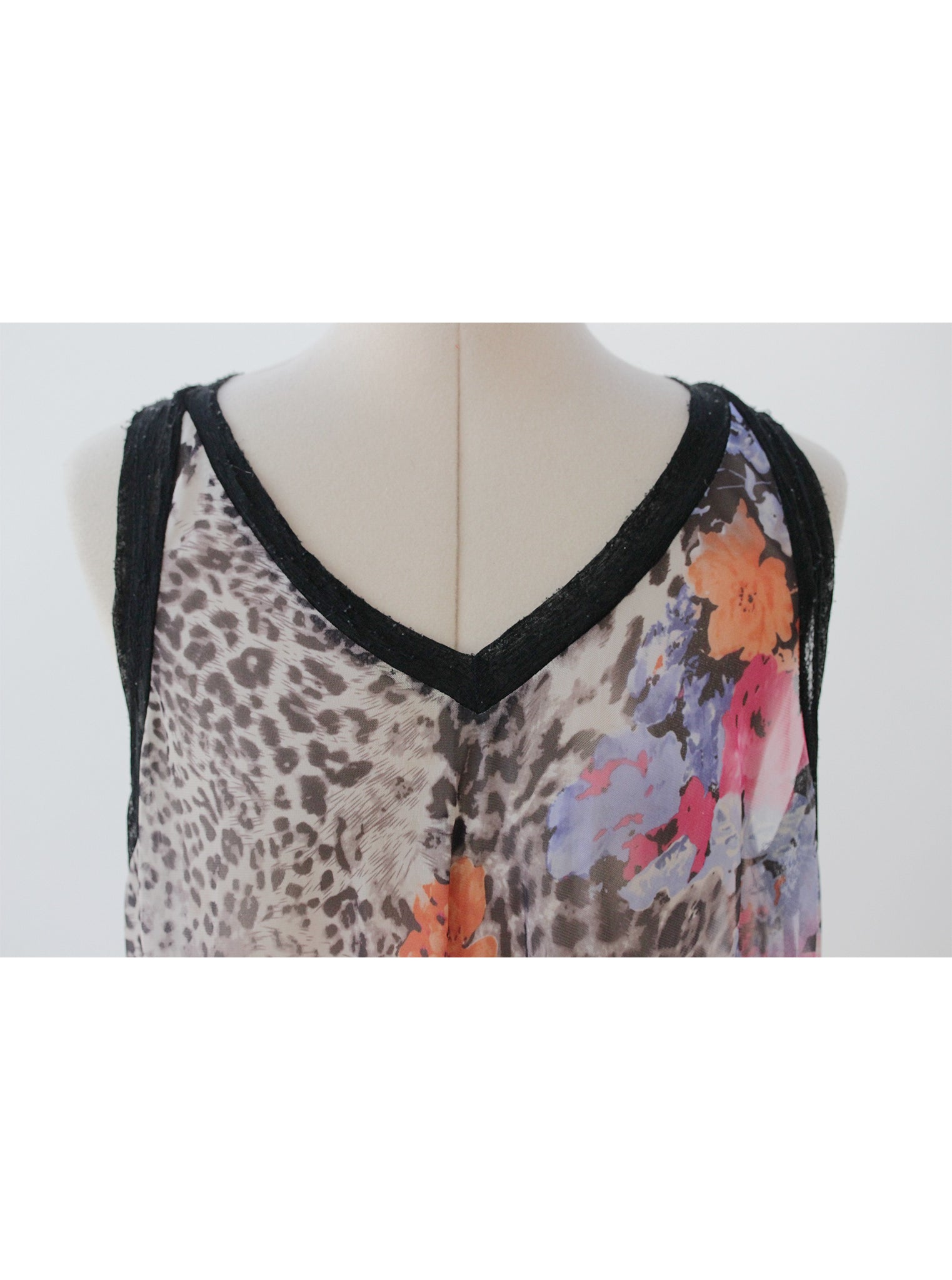 Blusa estampada animal print flores corte asimétrico | Talla XL
