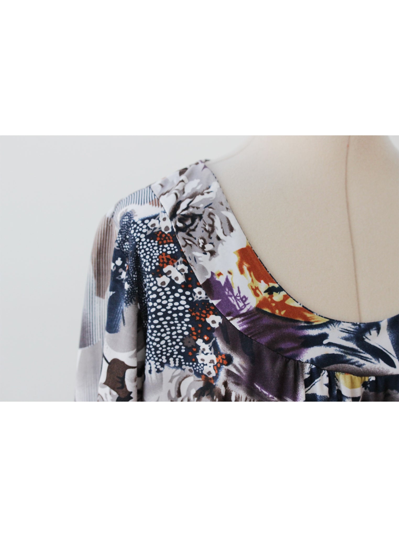 Blusa estampada multicolor cuello amplio manga corta | Talla L