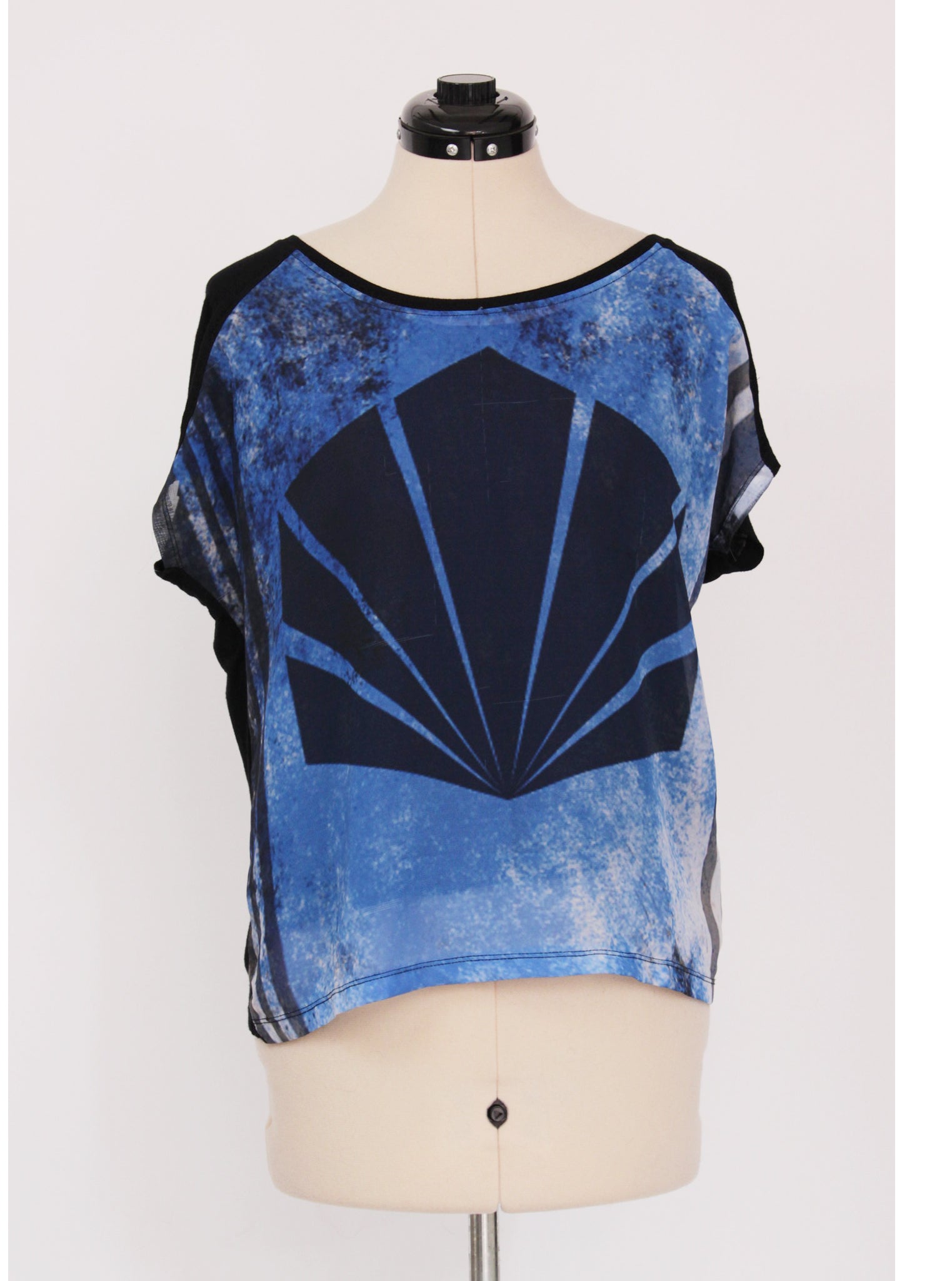 Polera azul intervenida con estampado geométrico | Talla S