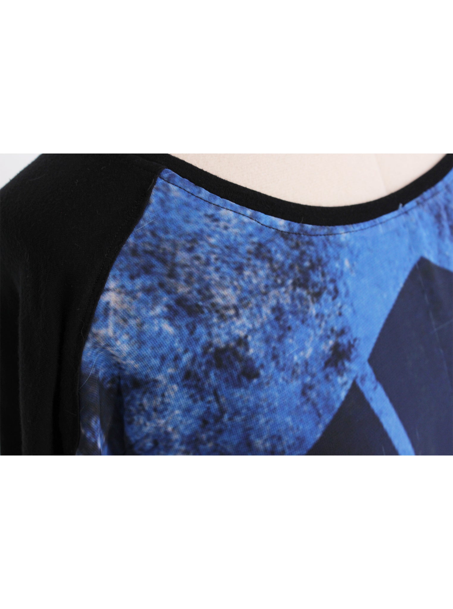 Polera azul intervenida con estampado geométrico | Talla S