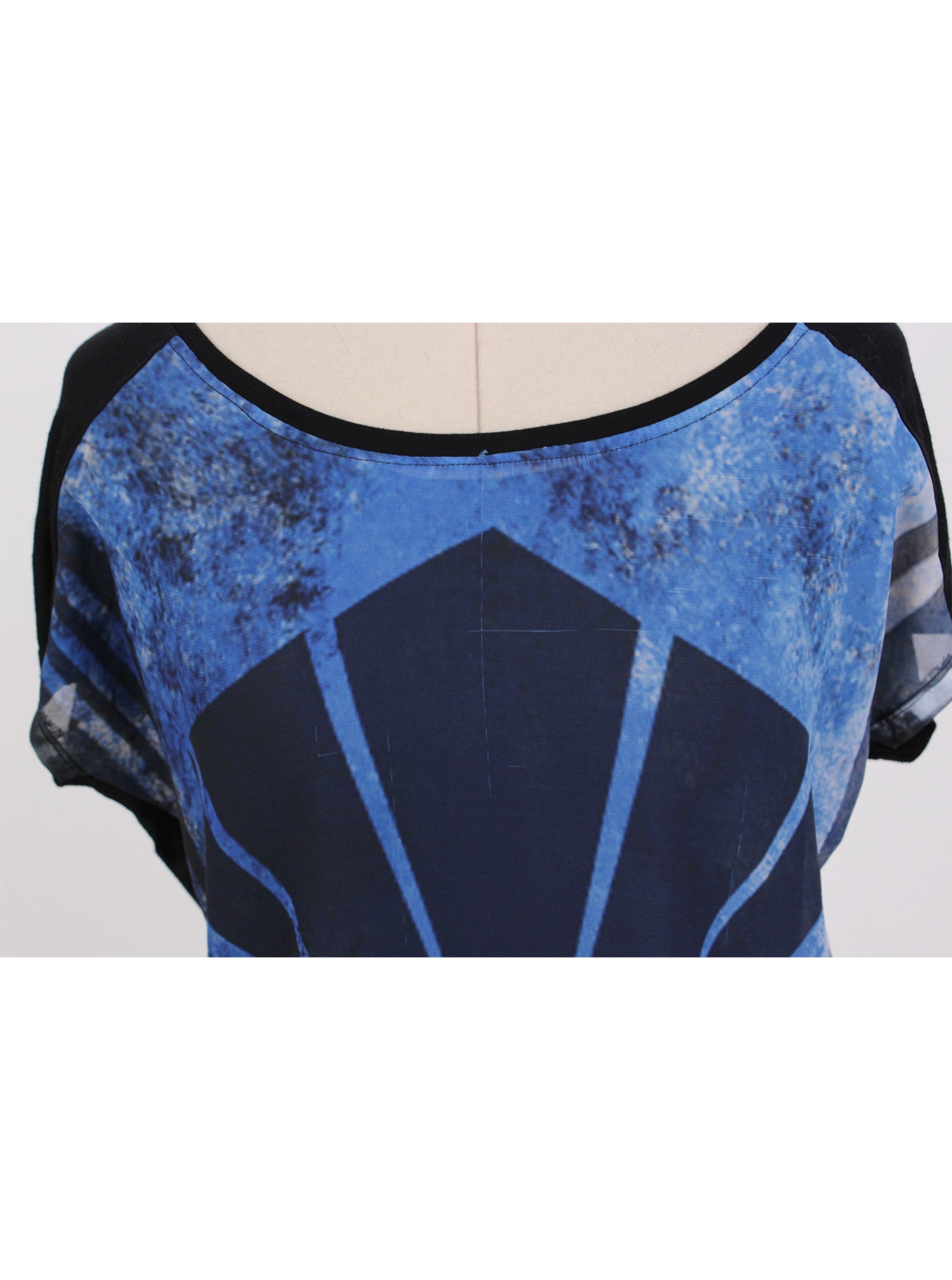 Polera azul intervenida con estampado geométrico | Talla S