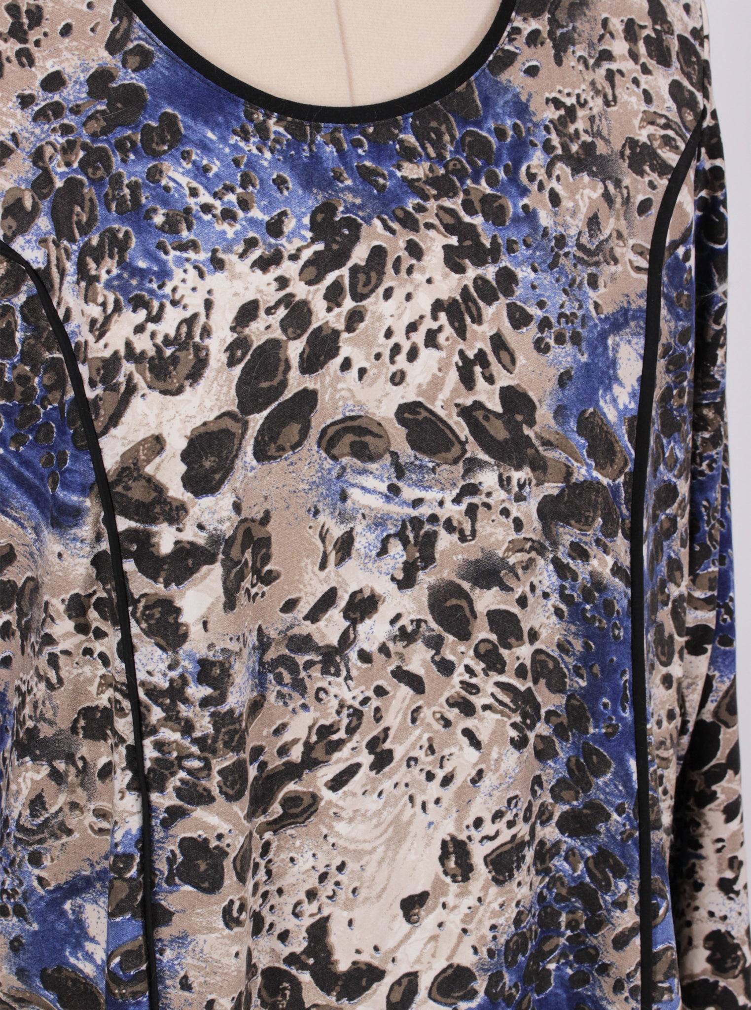 Polera elasticada estampada con hombreras Adolfo | Talla L