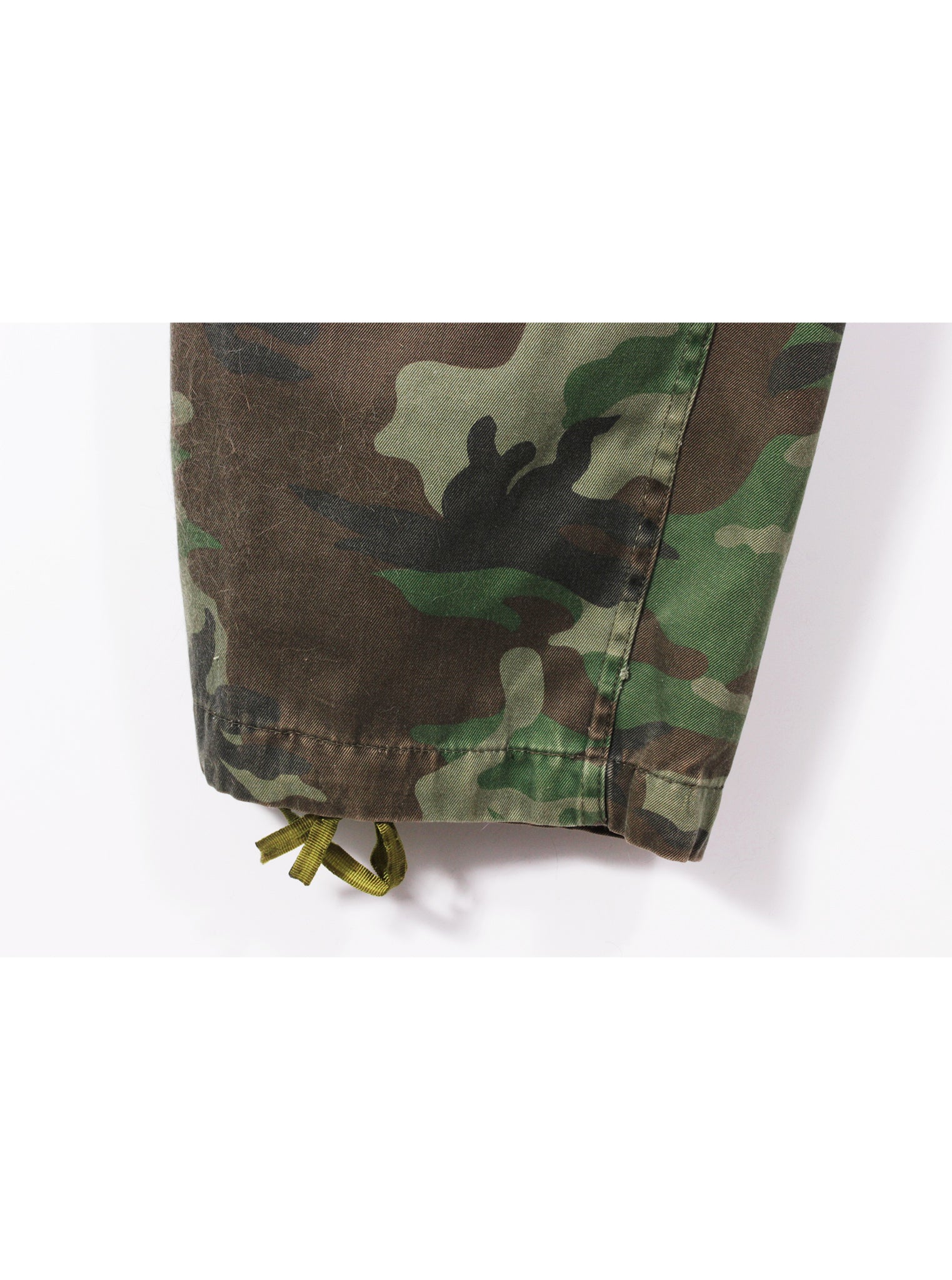 Pantalón cargo camuflado bolsillos múltiples ajuste tobillo | Talla S