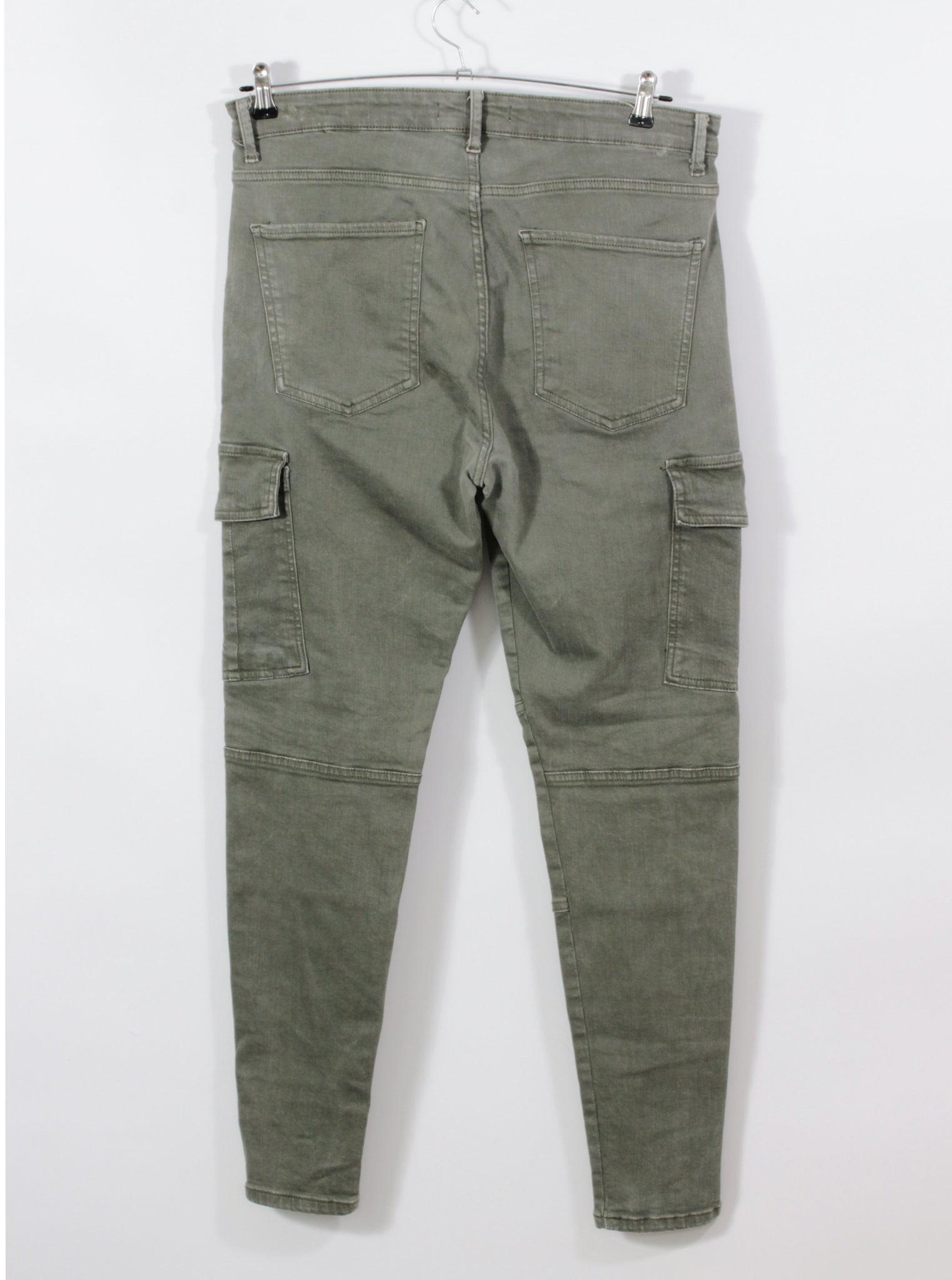 Pantalón cargo verde bolsillos laterales ajuste tobillo | Talla 44
