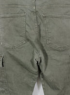 Pantalón cargo verde bolsillos laterales ajuste tobillo | Talla 44