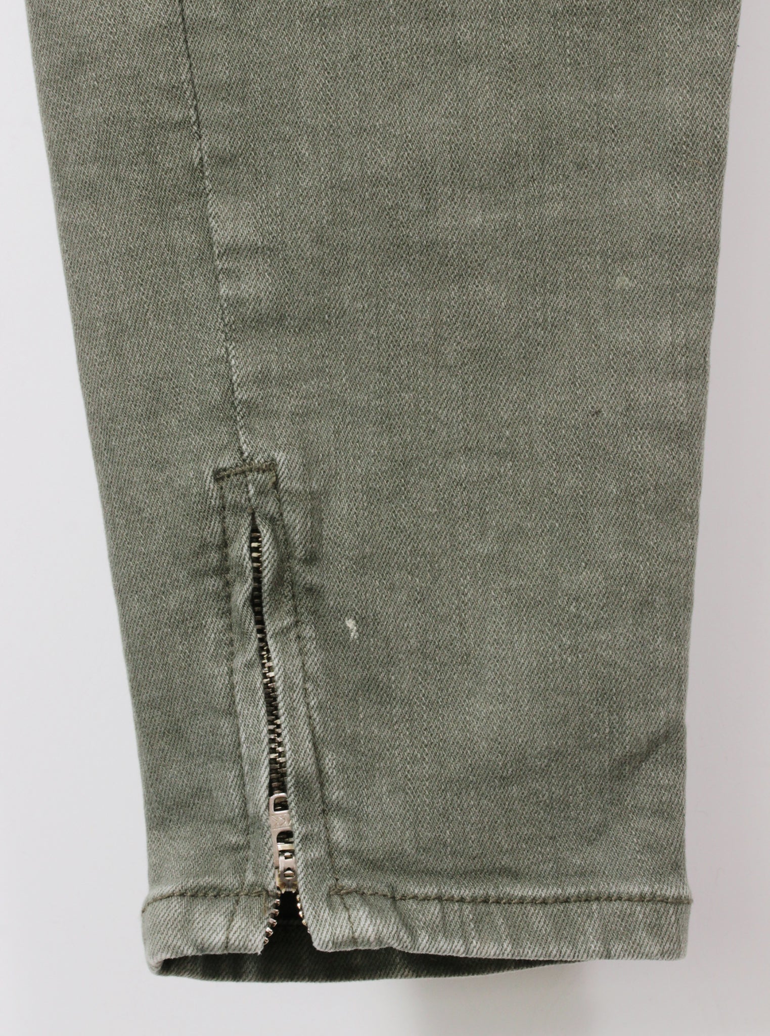 Pantalón cargo verde bolsillos laterales ajuste tobillo | Talla 44