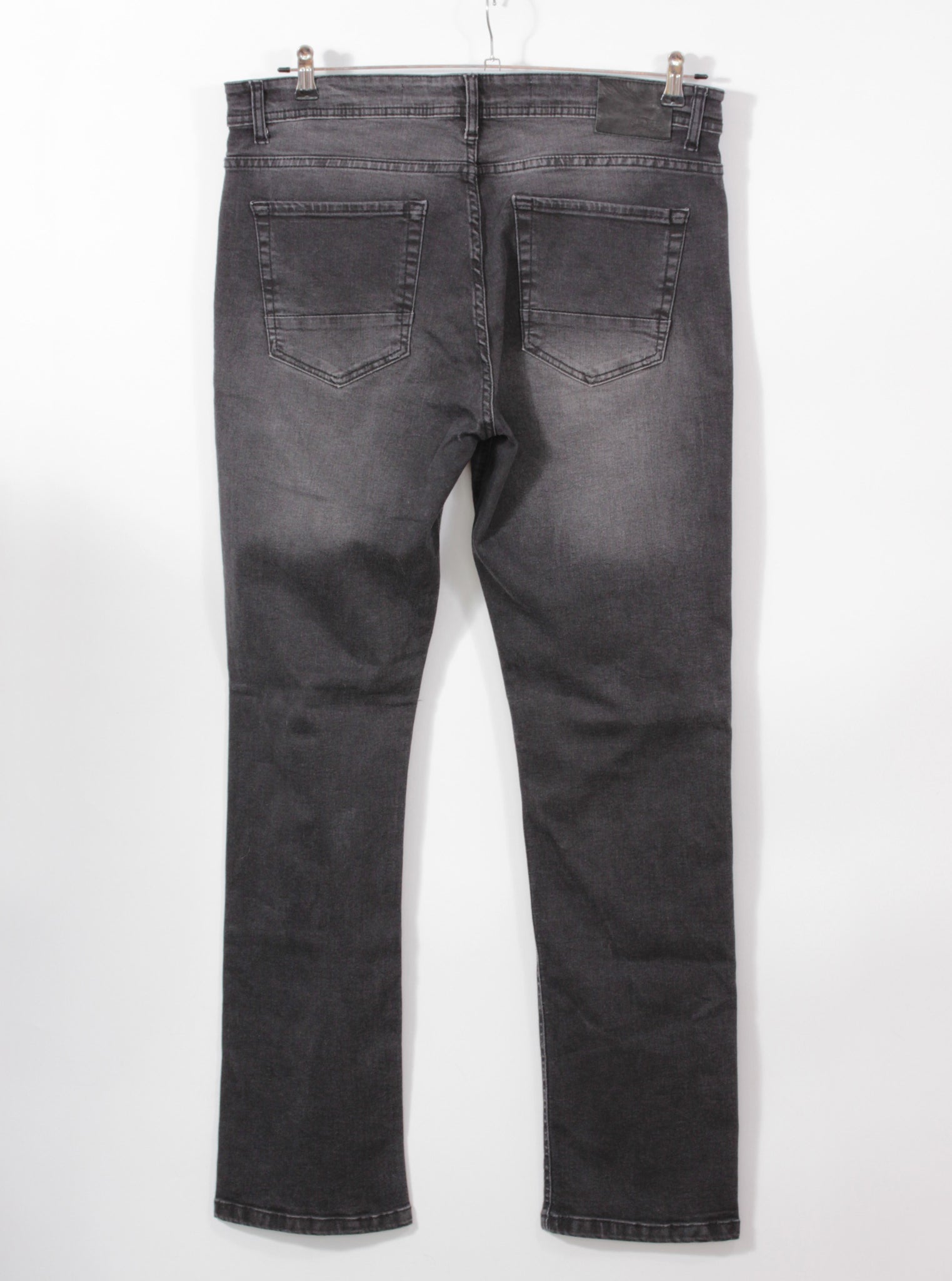 Pantalón denim slim fit oscuro estructura limpia | Talla 46