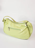 Cartera tipo baguette acolchada con detalles brillantes