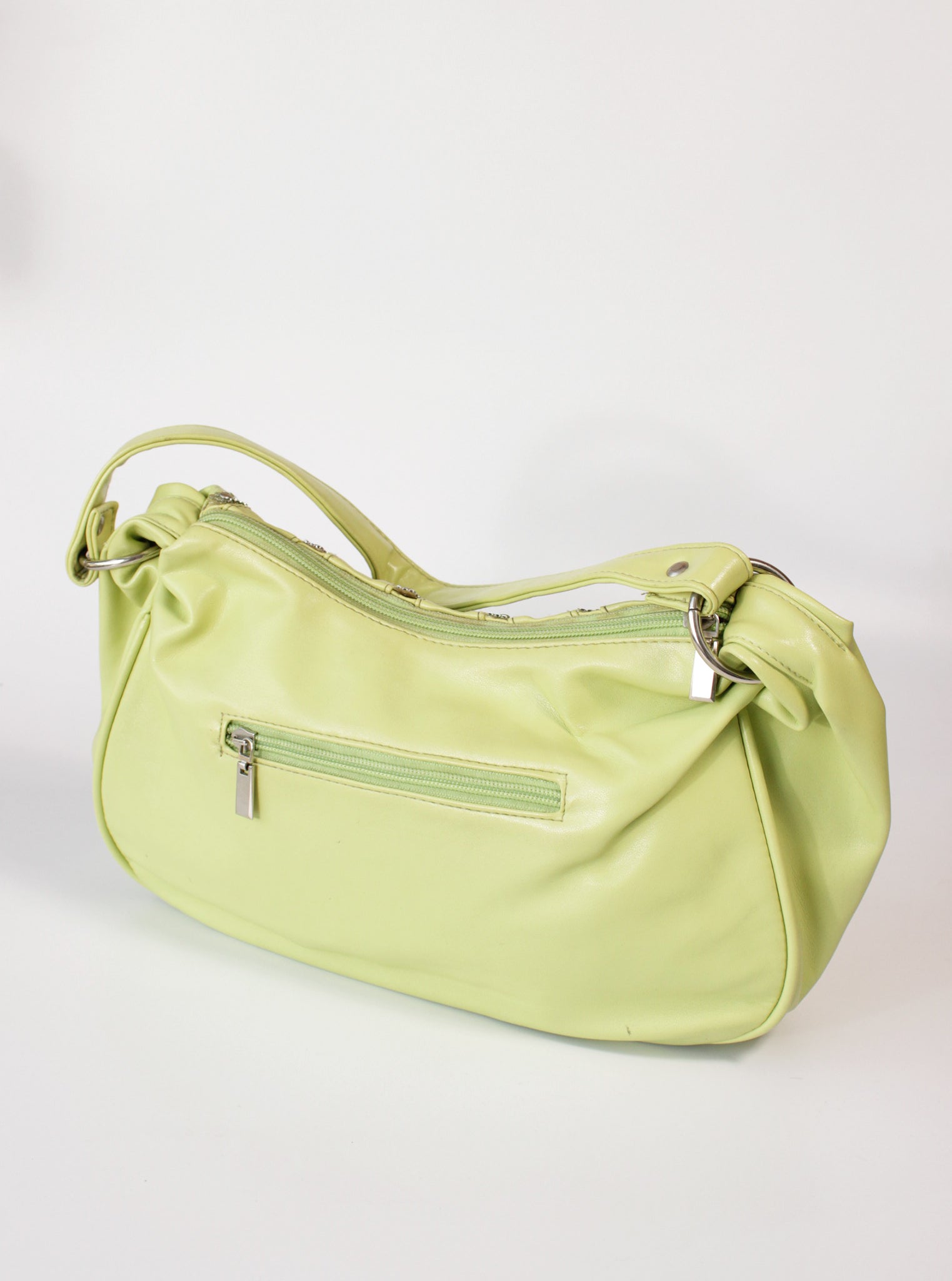 Cartera tipo baguette acolchada con detalles brillantes