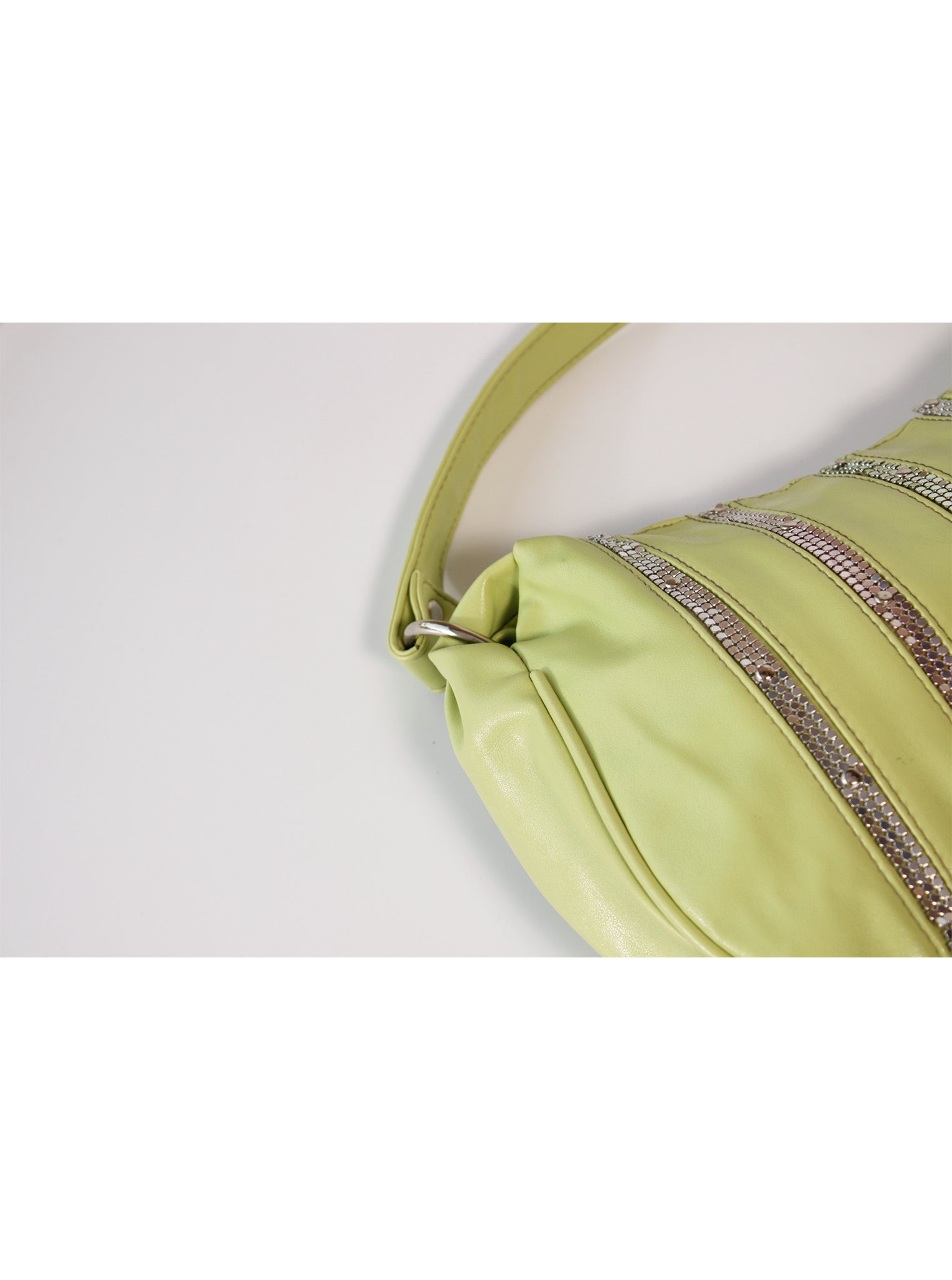 Cartera tipo baguette acolchada con detalles brillantes