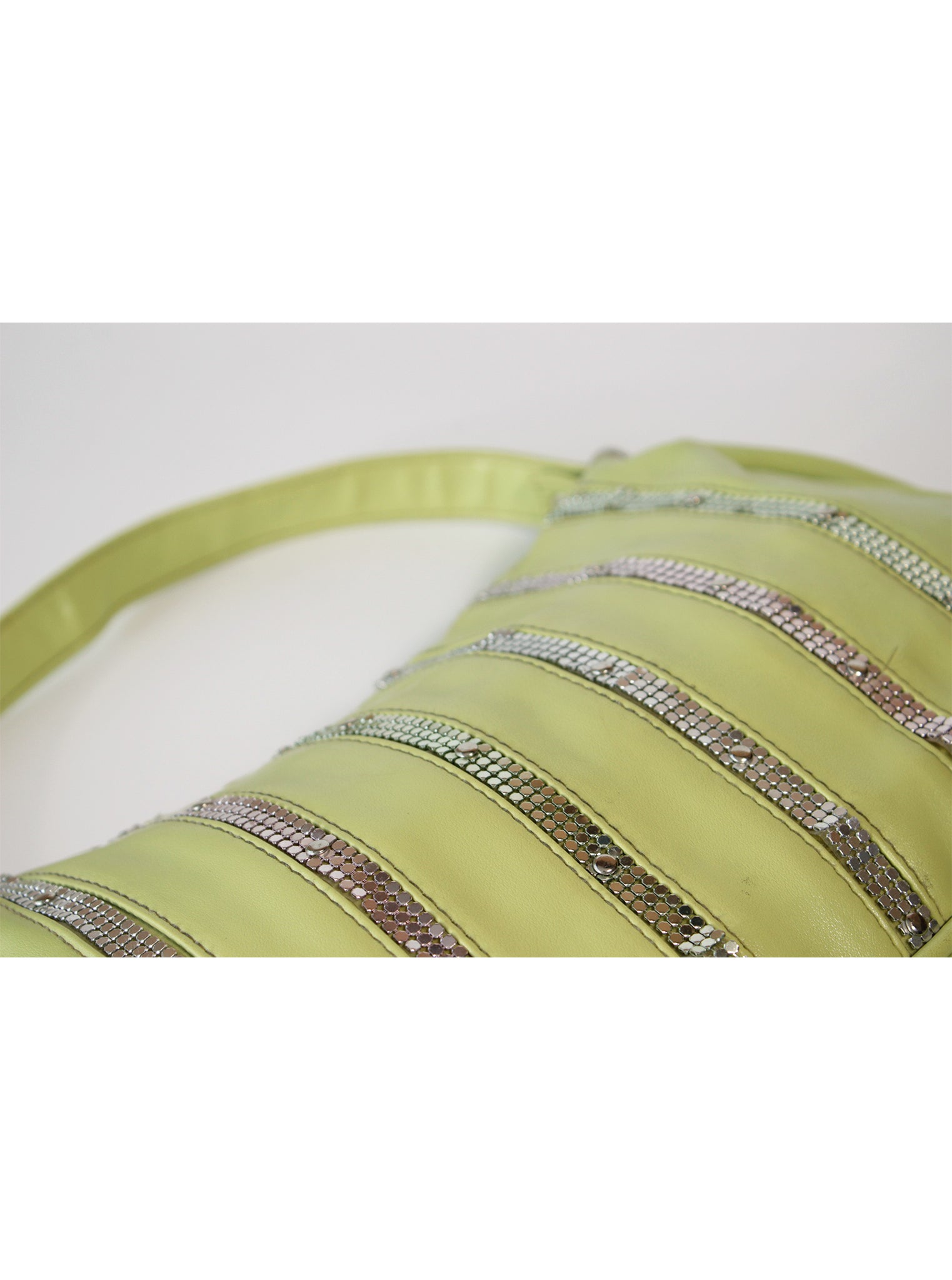 Cartera tipo baguette acolchada con detalles brillantes