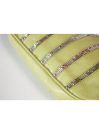 Cartera tipo baguette acolchada con detalles brillantes