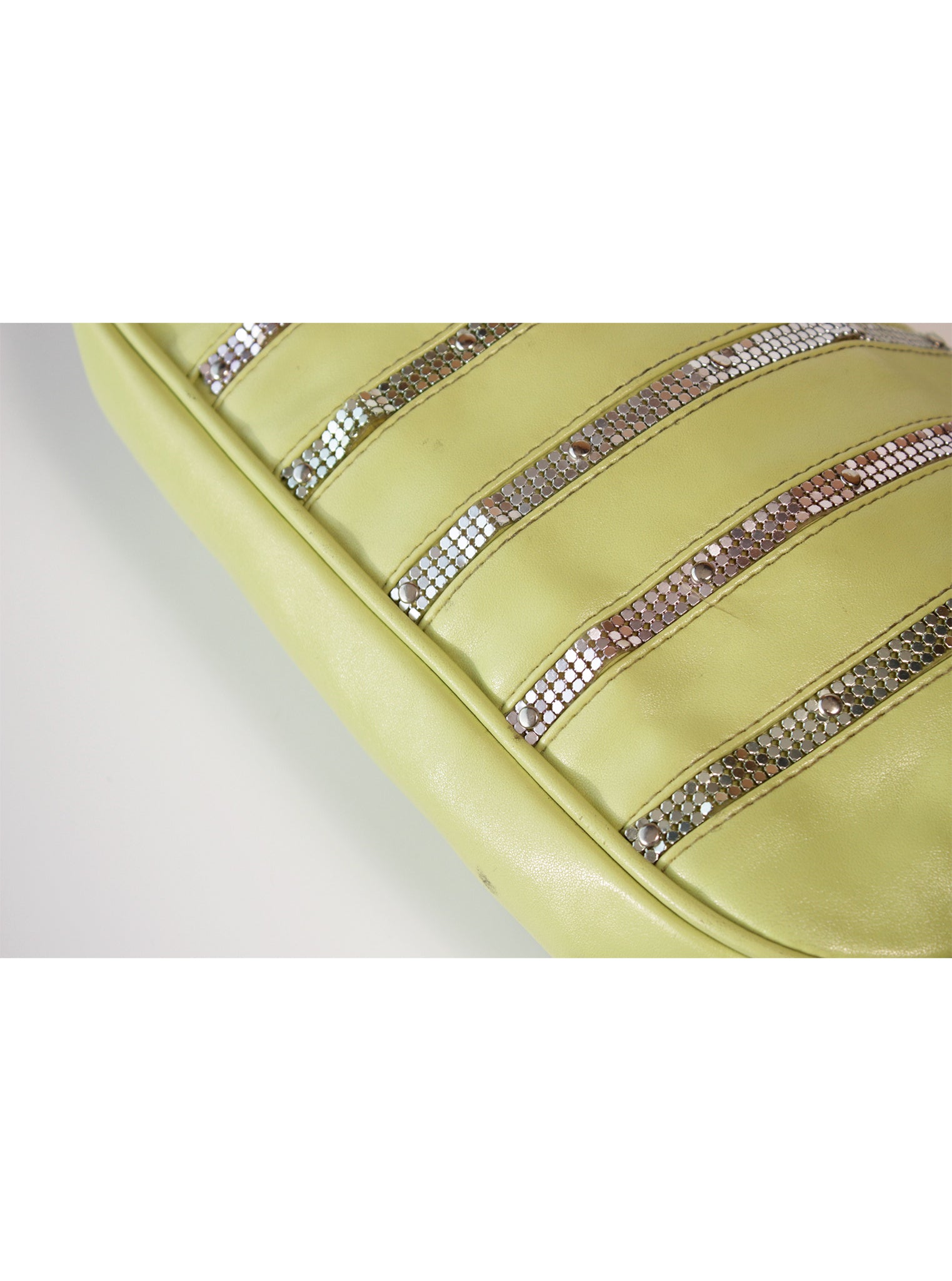 Cartera tipo baguette acolchada con detalles brillantes