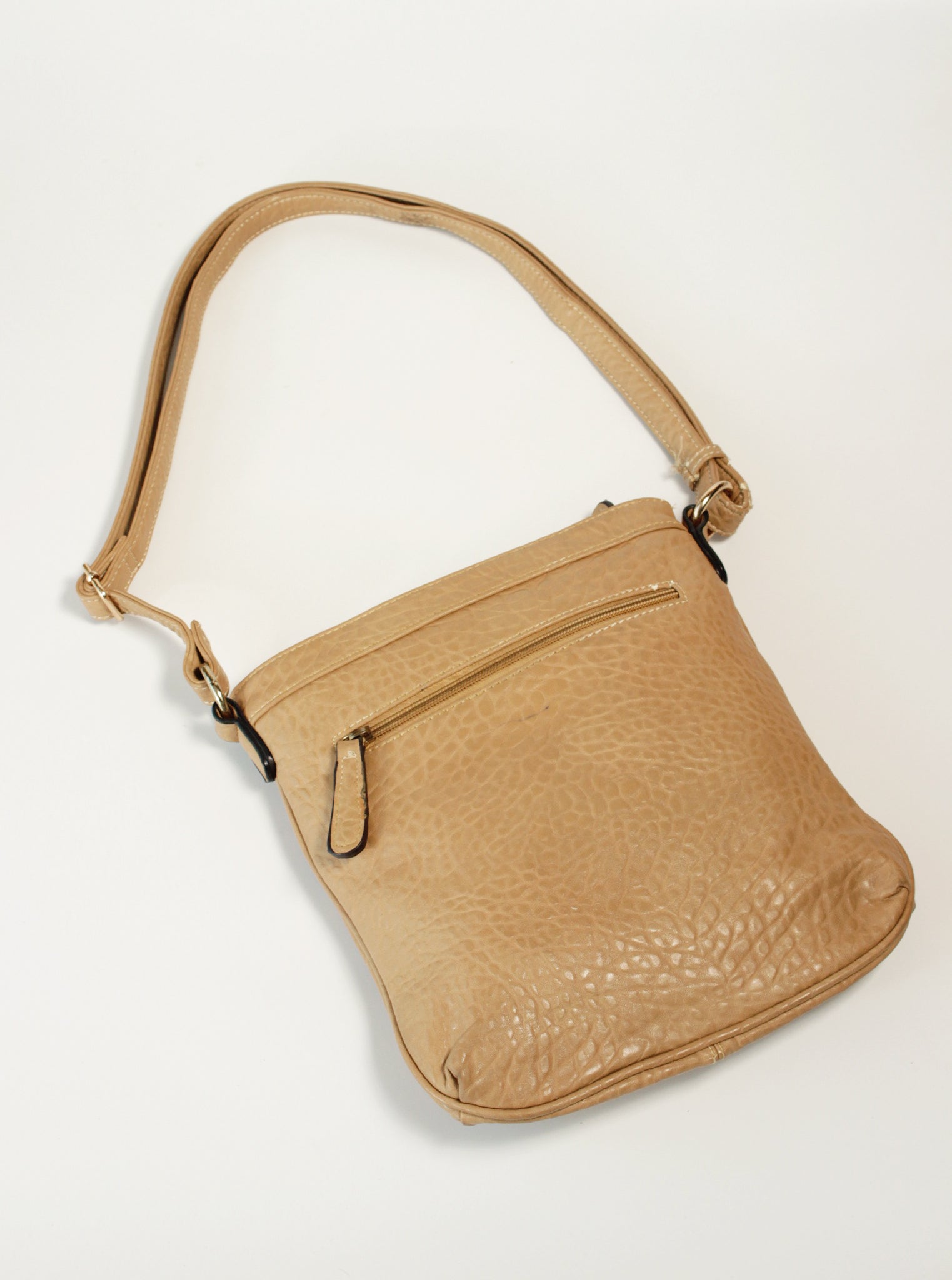 Cartera crossbody con solapa y broche metálico