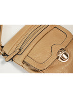 Cartera crossbody con solapa y broche metálico