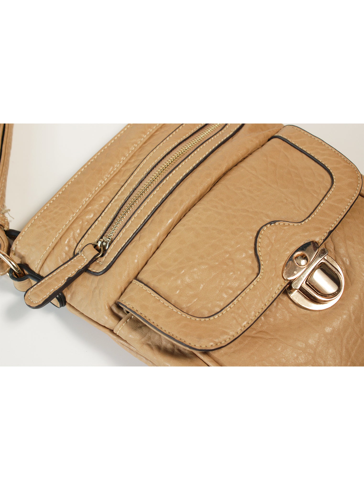 Cartera crossbody con solapa y broche metálico