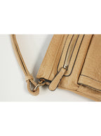 Cartera crossbody con solapa y broche metálico