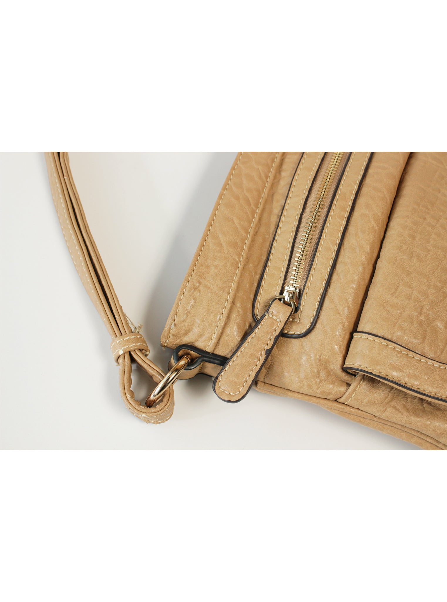 Cartera crossbody con solapa y broche metálico