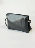 Cartera tipo sobre con solapa geométrica