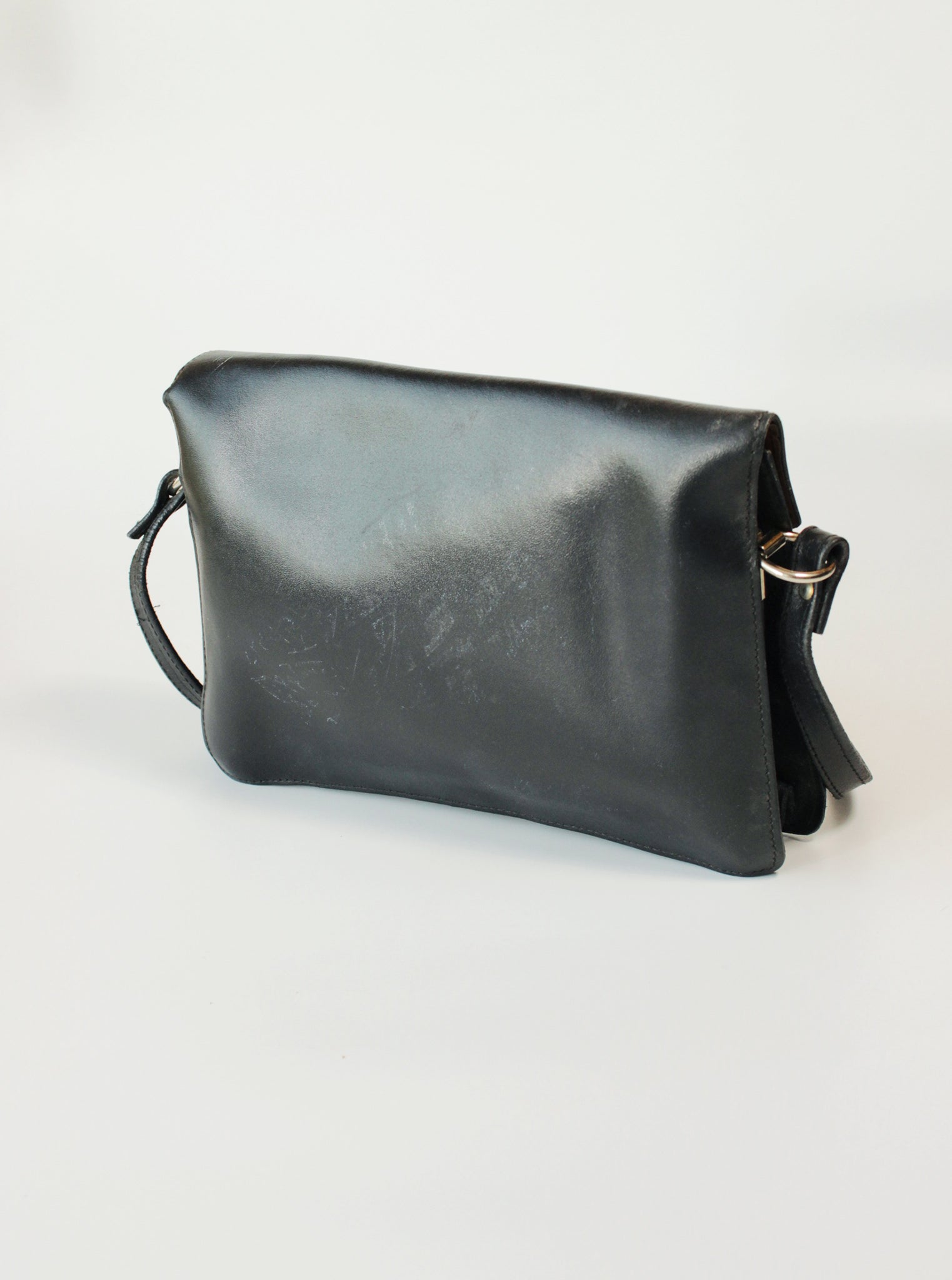 Cartera tipo sobre con solapa geométrica