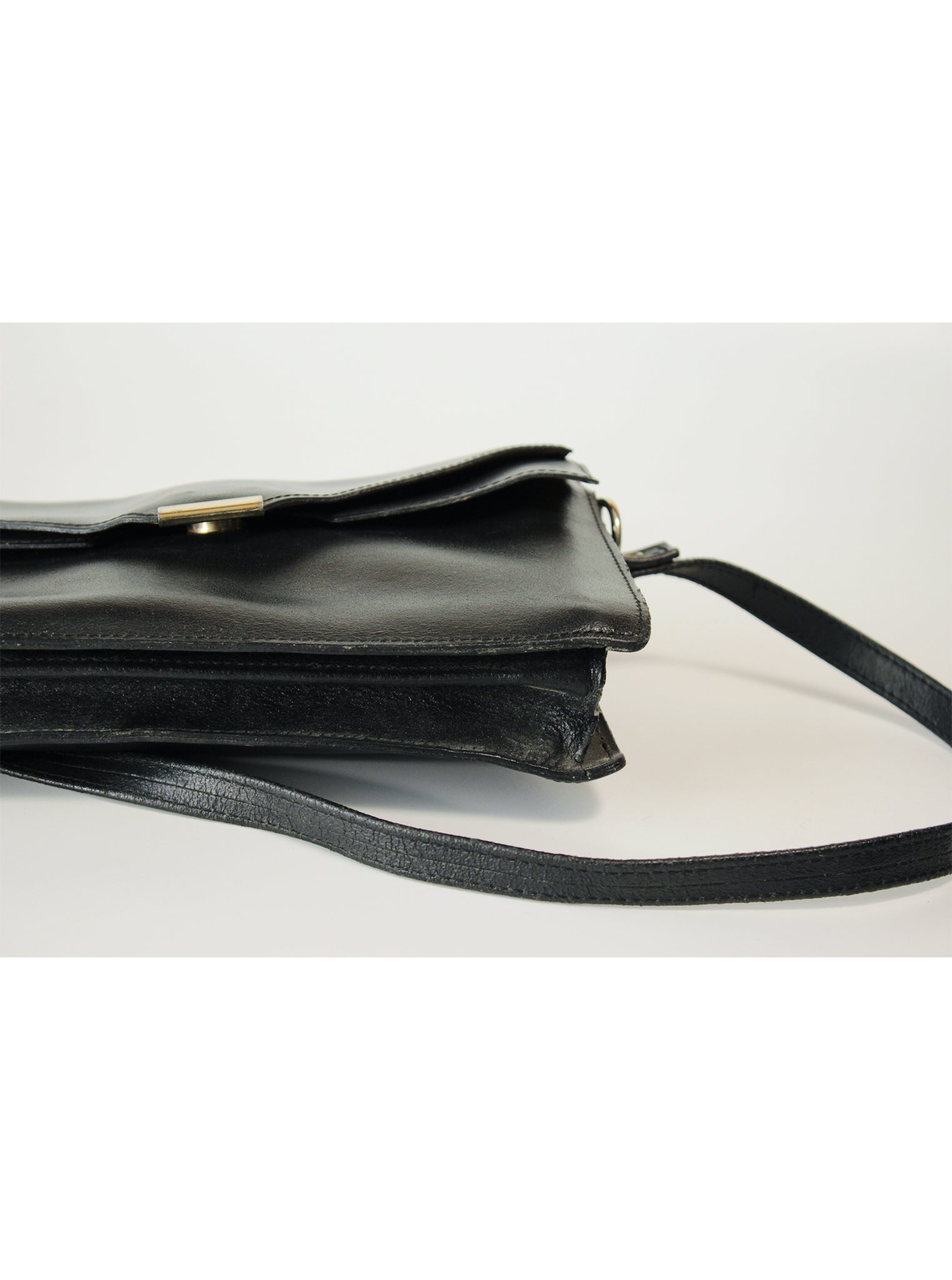 Cartera tipo sobre con solapa geométrica