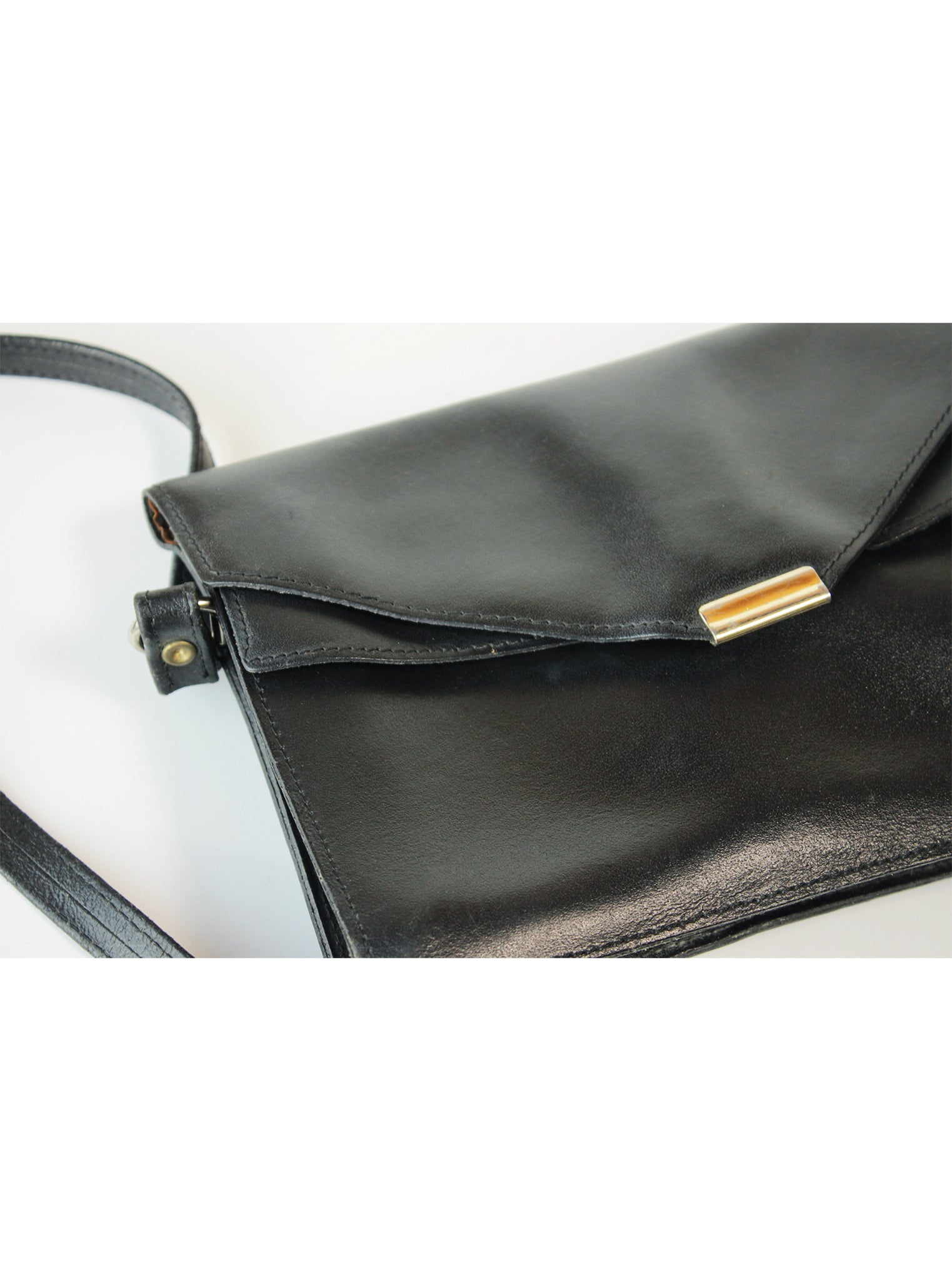 Cartera tipo sobre con solapa geométrica