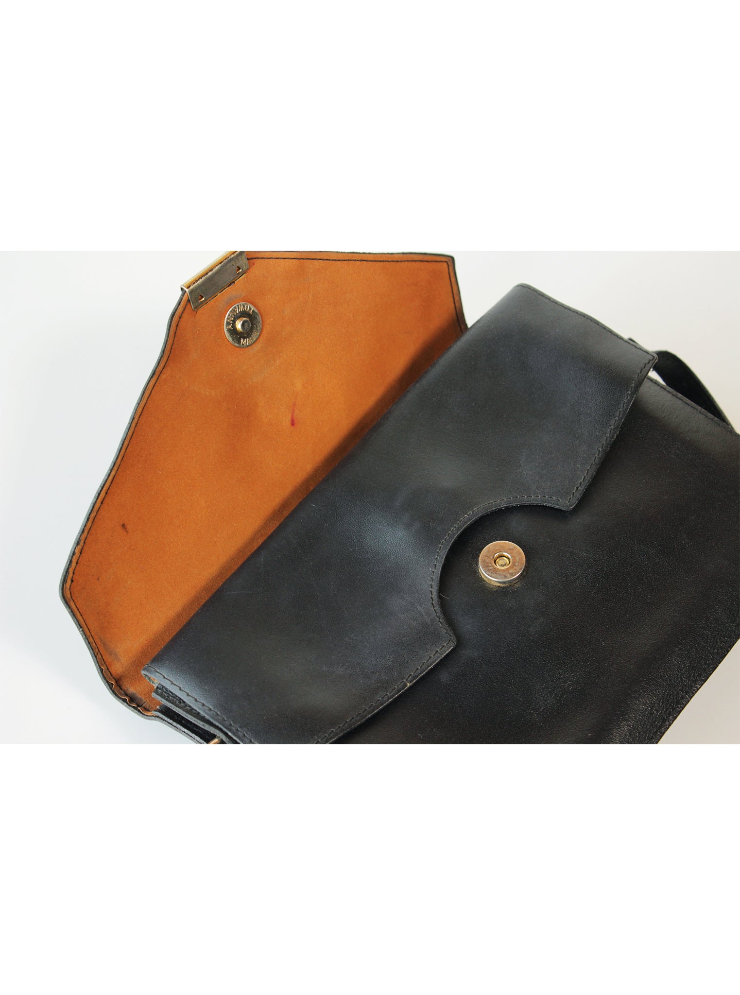 Cartera tipo sobre con solapa geométrica
