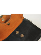Cartera tipo sobre con solapa geométrica