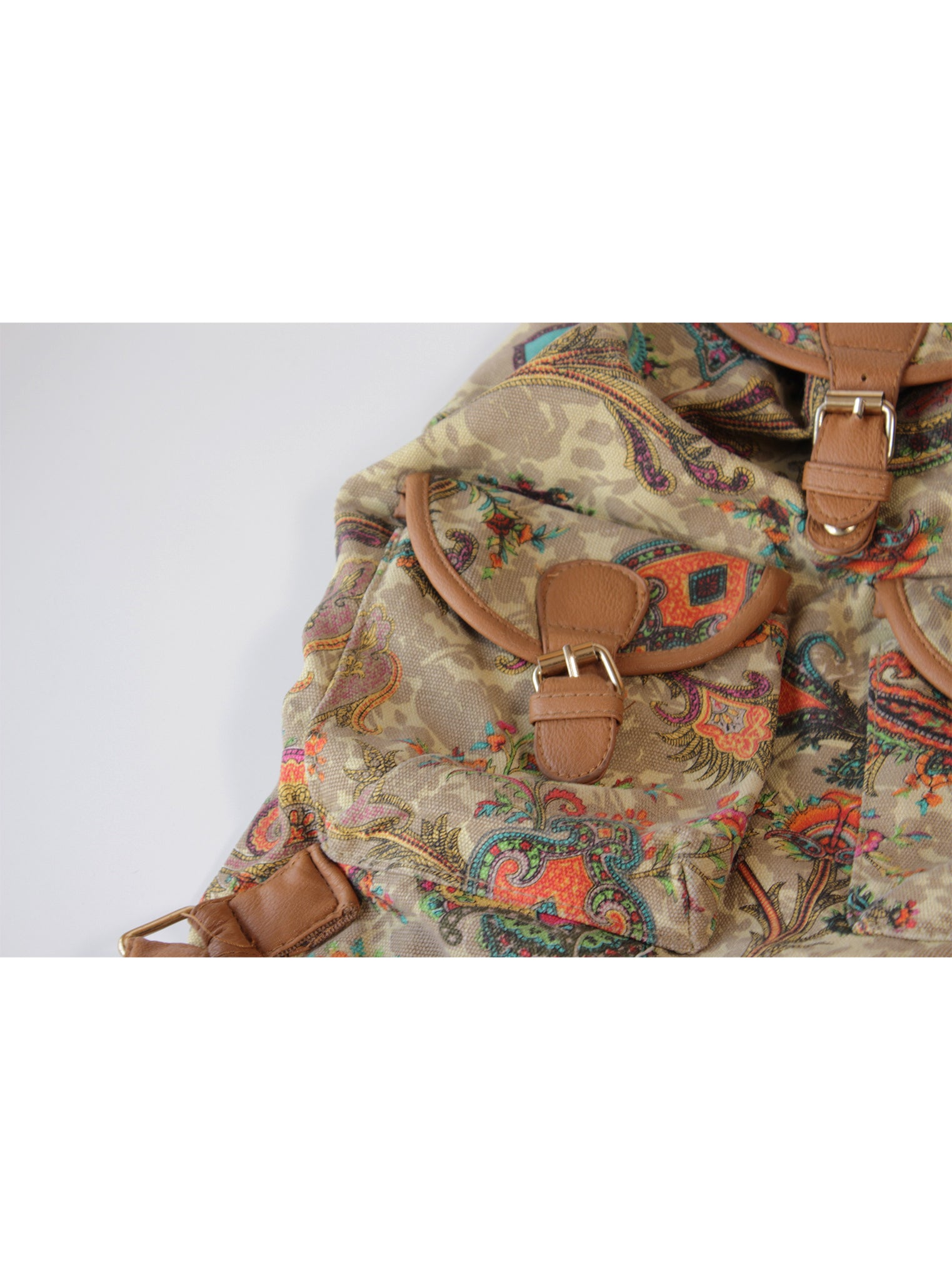 Mochila estampado paisley bolsillos frontales hebillas